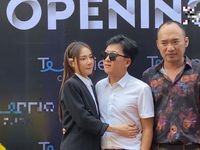 Nhã Phương ôm ấp chồng tại sự kiện nhưng đôi bàn tay lại khiến fan hoảng hồn