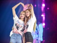 Bạn thân là thế, Lisa và Rosé vẫn có khoảnh khắc 'thân ai, nấy lo'