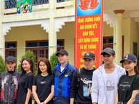 Cư dân mạng 'soi' bằng chứng Ninh Dương Lan Ngọc liên tiếp chụp ảnh ở nhà Chi Dân