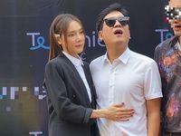 Nhã Phương 'than' mặt tròn như trứng gà nhưng fan lại chỉ thấy dùng app đến méo cả điện thoại