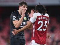 Arsenal trượt dài tại Premier League
