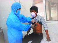 Những 'chiến sĩ áo trắng' Tây Nguyên ngăn dịch bệnh kép