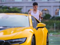 Bùi Tiến Dũng đi xe thể thao đến sân tập cùng đồng đội