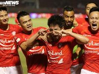 Sút phạt đền khiến HLV không dám nhìn, Lee Nguyễn ăn mừng lạ mắt