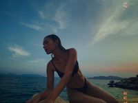 Châu Bùi đăng ảnh bikini đầy gợi cảm nhưng cộng đồng mạng chỉ quan tâm: Người chụp là BinZ?