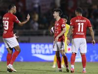 Lee Nguyễn hai lần giành đá phạt với đồng đội