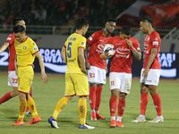 3 ngoại binh giành bóng, vây Lee Nguyễn tranh đá phạt đền