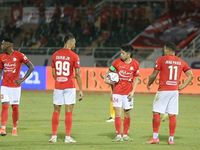 3 ngoại binh giành bóng, vây Lee Nguyễn tranh đá phạt đền