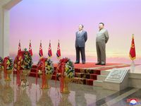 Ông Kim Jong Un viếng lăng ông nội