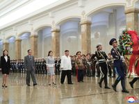 Ông Kim Jong Un viếng lăng ông nội