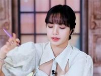 Thanh xuân có bạn 3: Loạt khoảnh khắc xinh ngất ngây của Lisa (BLACKPINK) khi mặc áo cắt xẻ cực hiểm
