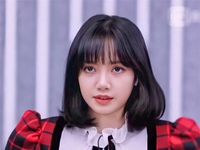 Thanh xuân có bạn 3: Loạt khoảnh khắc xinh ngất ngây của Lisa (BLACKPINK) khi mặc áo cắt xẻ cực hiểm