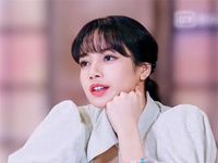 Thanh xuân có bạn 3: Loạt khoảnh khắc xinh ngất ngây của Lisa (BLACKPINK) khi mặc áo cắt xẻ cực hiểm