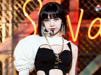 Thần thái như Lisa (BLACKPINK) mới diện đẹp được những mẫu áo 'cái bang' này