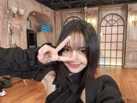 Thần thái như Lisa (BLACKPINK) mới diện đẹp được những mẫu áo 'cái bang' này