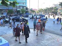 Du khách đeo khẩu trang tắm biển ở Sầm Sơn