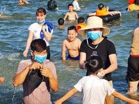 Du khách đeo khẩu trang tắm biển ở Sầm Sơn