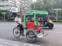 Nhiều người làm dịch vụ ở Sầm Sơn 'quên' đeo khẩu trang