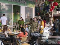 Người dân tụ tập đông người, không đeo khẩu trang giữa điểm 'nóng' COVID-19