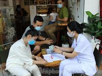 Phạt 2 triệu đồng chủ quán không đeo khẩu trang khi bán hàng