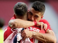 Suarez ghi bàn thắng quý như vàng