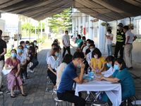 CLIP: Bắt đầu 'chiến dịch' tiêm vắc-xin Covid-19 cho hàng trăm ngàn công nhân ở tâm dịch