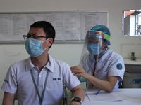 CLIP: Bắt đầu 'chiến dịch' tiêm vắc-xin Covid-19 cho hàng trăm ngàn công nhân ở tâm dịch