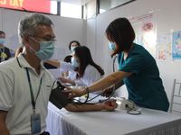 CLIP: Bắt đầu 'chiến dịch' tiêm vắc-xin Covid-19 cho hàng trăm ngàn công nhân ở tâm dịch
