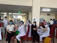 Bắc Giang tiêm vắc-xin cho cán bộ, công chức, viên chức có nguy cơ cao