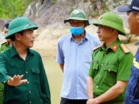 Chủ tịch UBND tỉnh Thừa Thiên Huế thị sát công tác tìm kiếm nạn nhân mất tích tại Rào Trăng 3