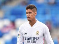 Vì sao Ben White đắt giá hơn Raphael Varane?