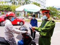 Đội nắng kiểm soát lưu thông tại các chốt trên đường phố