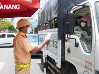 Đội nắng kiểm soát lưu thông tại các chốt trên đường phố