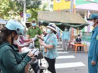 Kiểm tra, nhắc nhở người dân tập thể dục, bán hàng mang về thực hiện đúng quy định