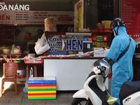 Kiểm tra, nhắc nhở người dân tập thể dục, bán hàng mang về thực hiện đúng quy định