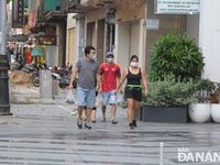 Kiểm tra, nhắc nhở người dân tập thể dục, bán hàng mang về thực hiện đúng quy định