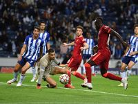 Song sát Salah - Firmino giúp Liverpool đánh sập 'hang rồng'