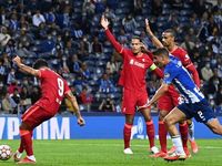 Song sát Salah - Firmino giúp Liverpool đánh sập 'hang rồng'