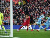 Liverpool 2-2 Man City: Salah tỏa sáng, Liverpool và Man City rượt đuổi ngoạn mục