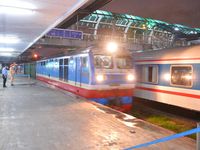 Hình ảnh chuyến tàu khách Bắc Nam đầu tiên về ga Hà Nội sau nhiều ngày gián đoạn