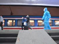 Hình ảnh chuyến tàu khách Bắc Nam đầu tiên về ga Hà Nội sau nhiều ngày gián đoạn