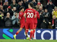 Đả bại Newcastle, Liverpool bám sát Man City