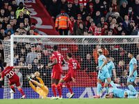Đả bại Newcastle, Liverpool bám sát Man City