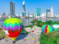 Say sưa nhìn ngắm khinh khí cầu trình diễn giữa lòng thành phố