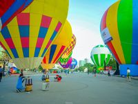 Say sưa nhìn ngắm khinh khí cầu trình diễn giữa lòng thành phố