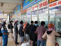 21 tháng Chạp, bến xe lớn nhất TPHCM đã có không khí Tết