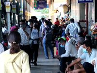 21 tháng Chạp, bến xe lớn nhất TPHCM đã có không khí Tết