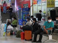 21 tháng Chạp, bến xe lớn nhất TPHCM đã có không khí Tết