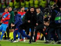 CĐV có hành động 'không đẹp' khi Man Utd bị loại