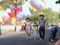 Du khách hứng thú checkin với khinh khí cầu ở Hội An